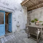 Guesthost - Casa Dei 5 Camini With Terrace Apartment *